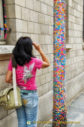 A column decorated with colourful museum visitor badges